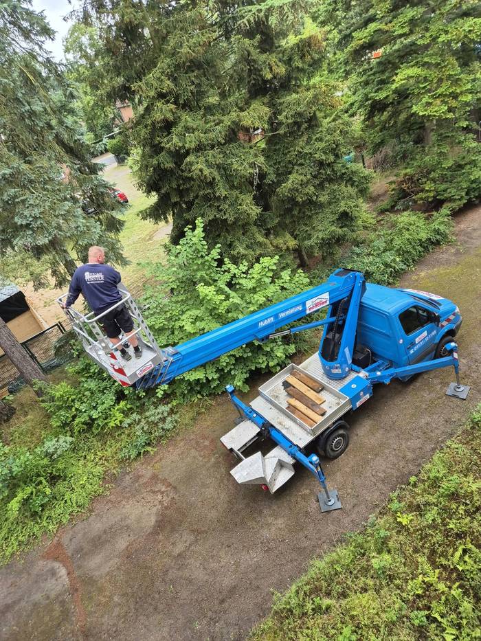 Monteur in einer Hubarbeitsbühne von oben gesehen