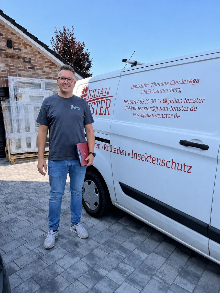 Thomas Ciecierega, Inhaber von Julian Fenster, vor dem Firmenwagen